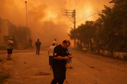 İzmir’de yangın, havalimanı kapatıldı