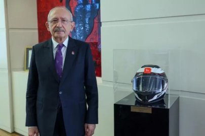 Kılıçdaroğlu, motokurye Murat Can Pekeroğlu’nun kaskını makam odasına koydu