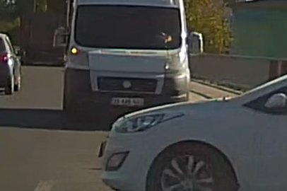 Düzce’de ters yönde ilerleyen minibüs trafiği tehlikeye düşürdü